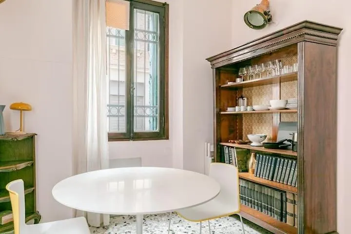 Venetian Pink Apartment In Dorsoduro Italia