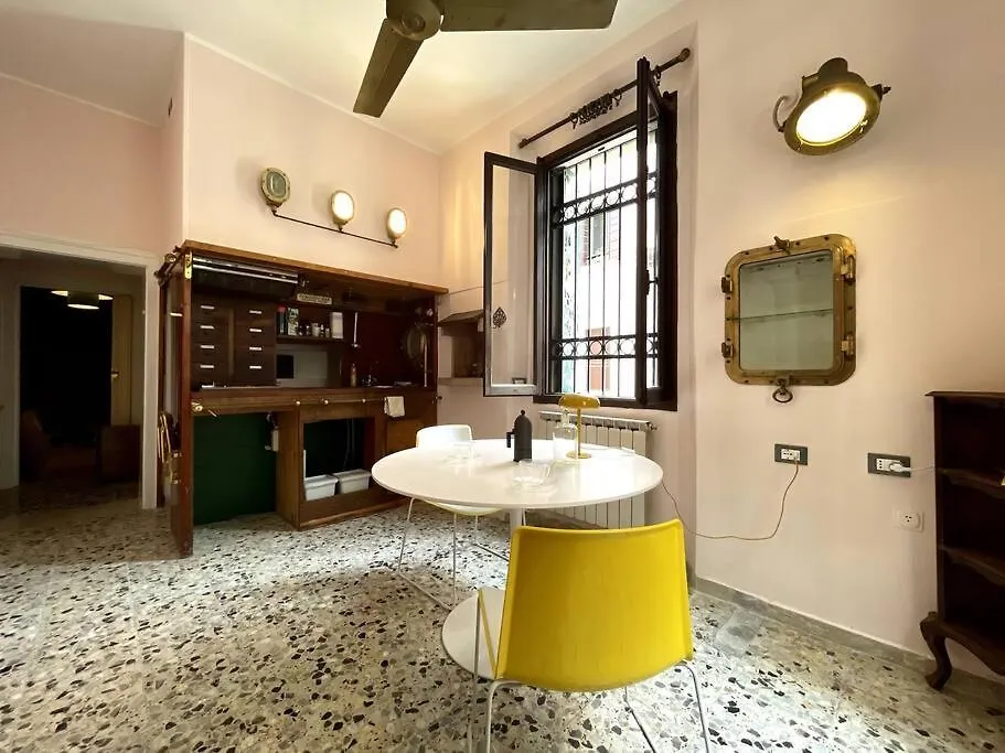 Venetian Pink Apartment In Dorsoduro