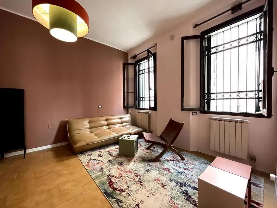 Venetian Pink Apartment In Dorsoduro 0*, Venice Italy
