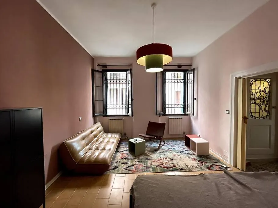 Venetian Pink Apartment In Dorsoduro Italy