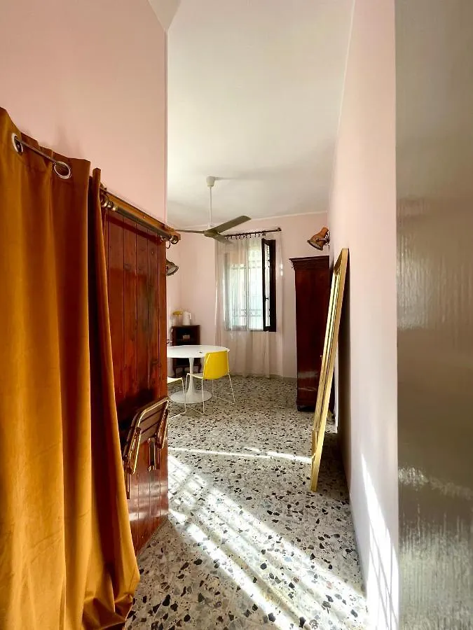Venetian Pink Apartment In Dorsoduro Italy