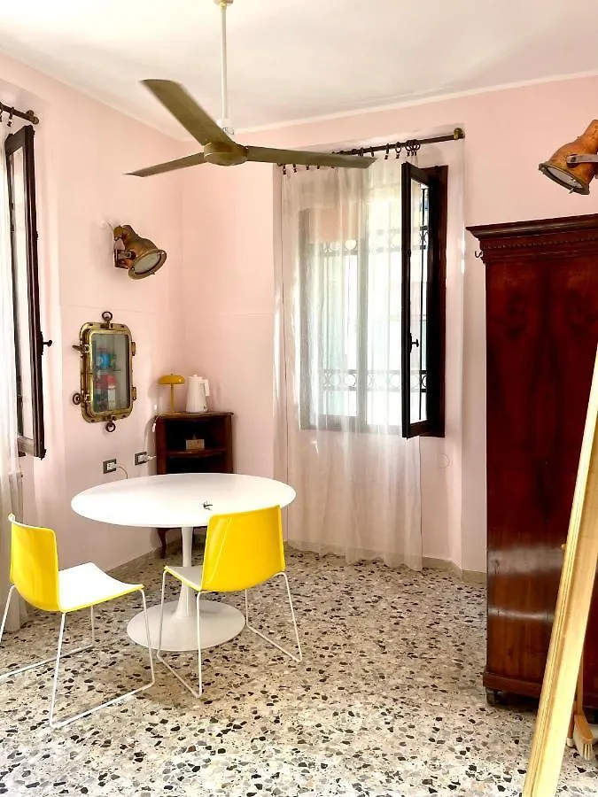 Venetian Pink Apartment In Dorsoduro 0*, Venice