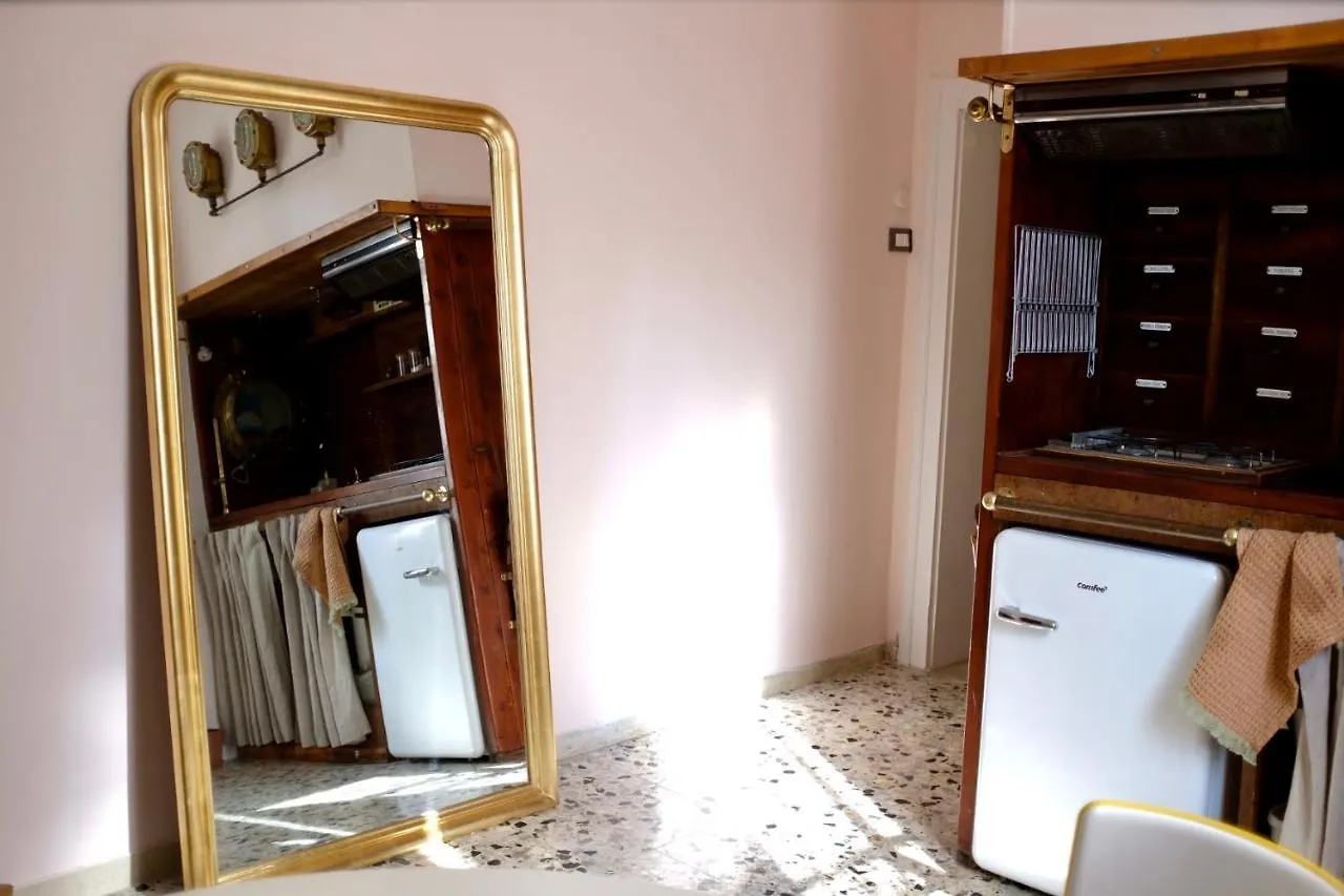 Venetian Pink Apartment In Dorsoduro Italy