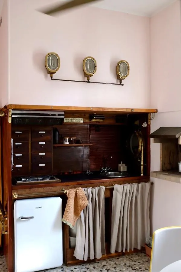 Venetian Pink Apartment In Dorsoduro 0*, Venice Italy
