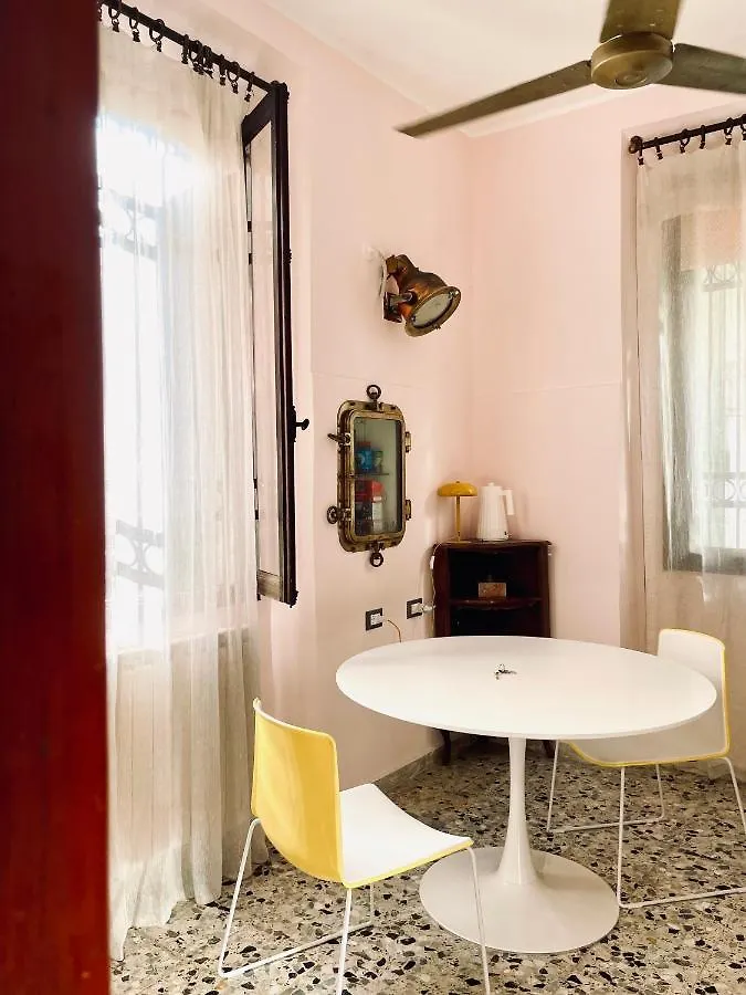 Venetian Pink Apartment In Dorsoduro 0*, Venice Italy