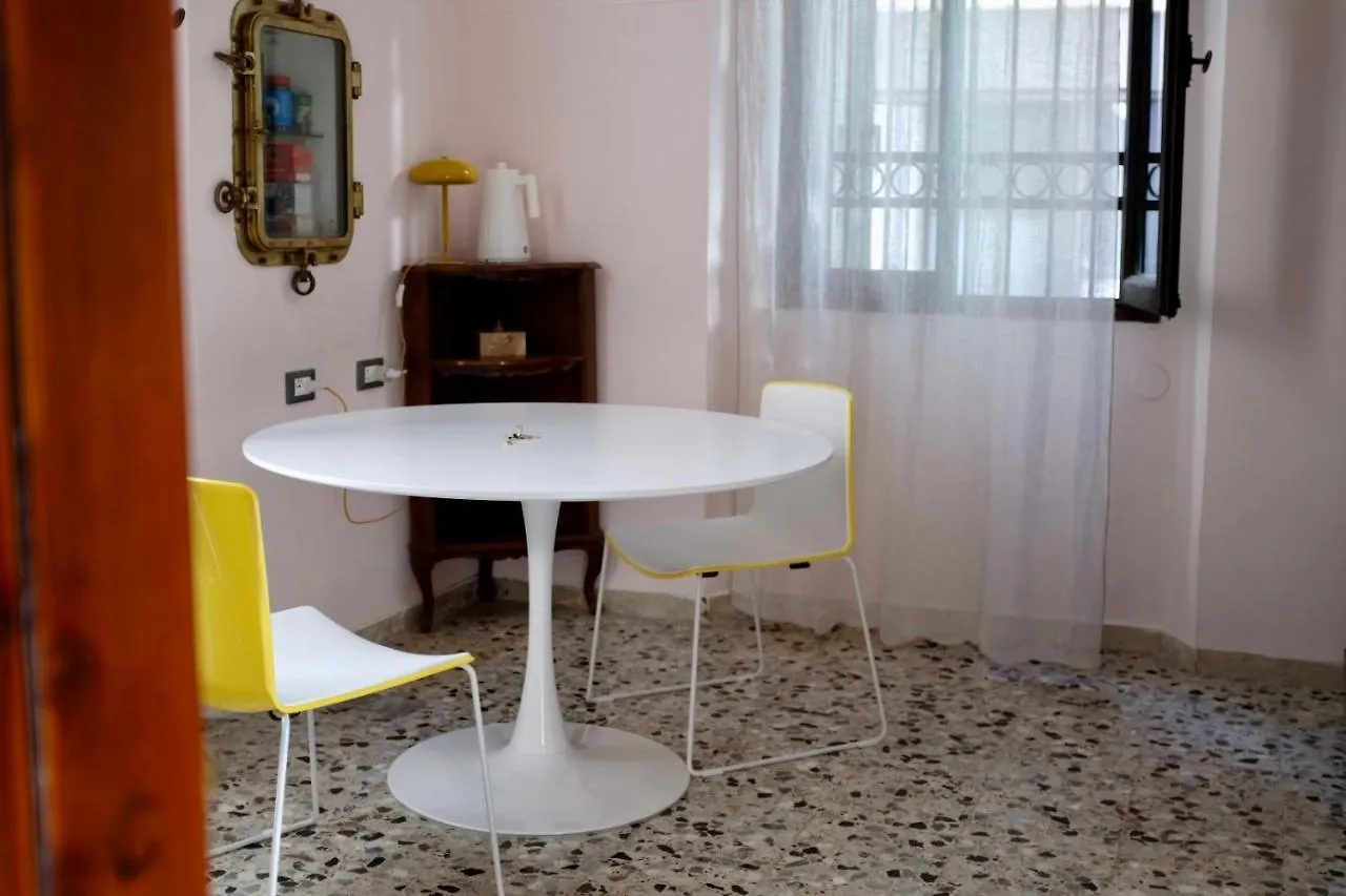 Venetian Pink Apartment In Dorsoduro 0*, Venice